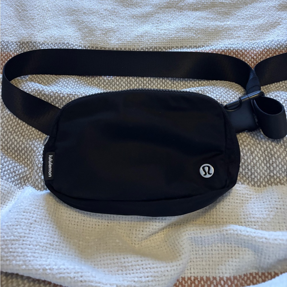 Black lululemon belt bag